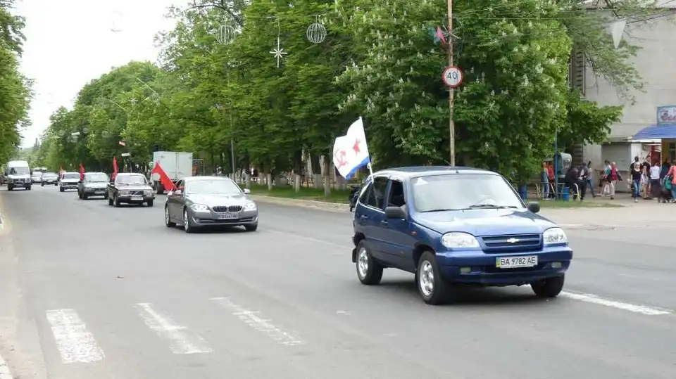 На Кіровоградщині влаштували «радянський» автопробіг із забороненими прапорами (ФОТО) фото 1