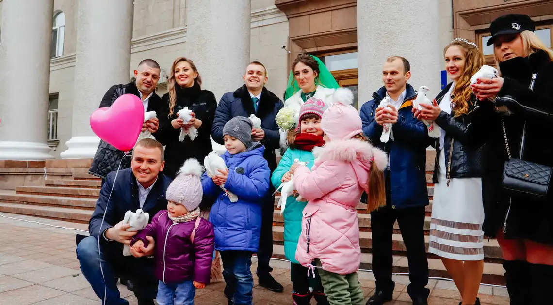 Подарунки від юстиції до Дня закоханих: Вадим Гуцул разом із нареченими випустив у небо голубів (ФОТО) фото 1