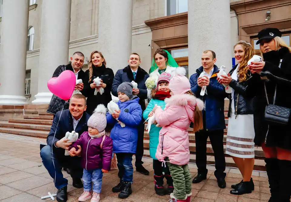 Подарунки від юстиції до Дня закоханих: Вадим Гуцул разом із нареченими випустив у небо голубів (ФОТО) фото 1