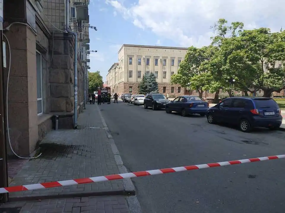 У Кропивницькому на центральній площі знайшли підозрілу сумку, на місці працює поліція (ФОТО)