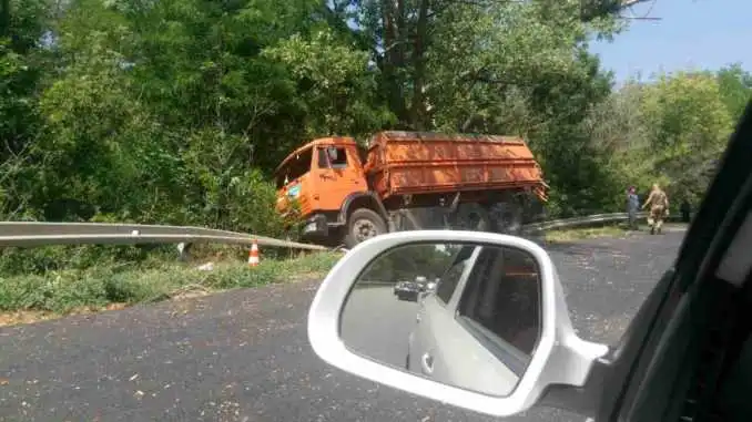 На Кіровоградщині КамАЗ анонімно злетів у кювет (ФОТО)