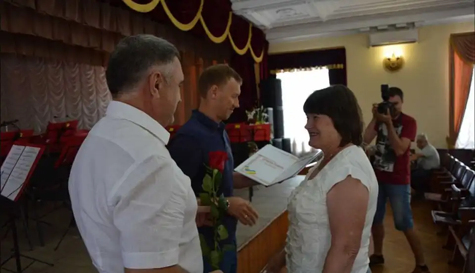 У міській pаді Кpопивницького з пpофесійним святом пpивітали кpащих будівельників (ФОТО) фото 1