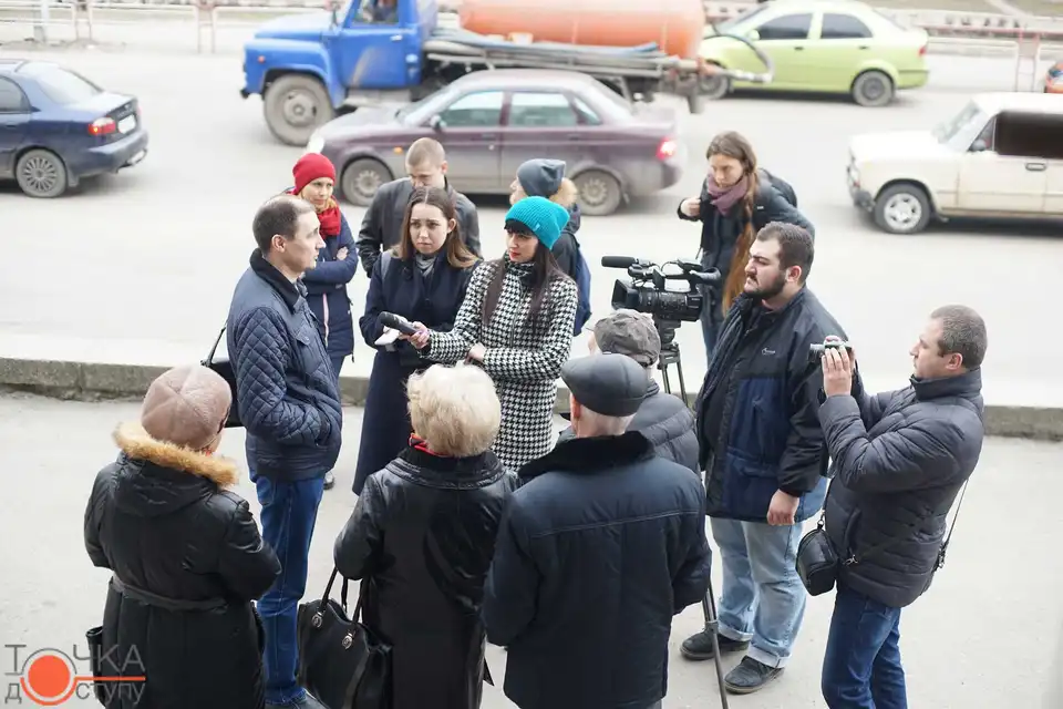 Справа «Бiлих лeвів»: вчителі та знайомі затриманих влаштували під судом акцію протесту (ФОТО) фото 1