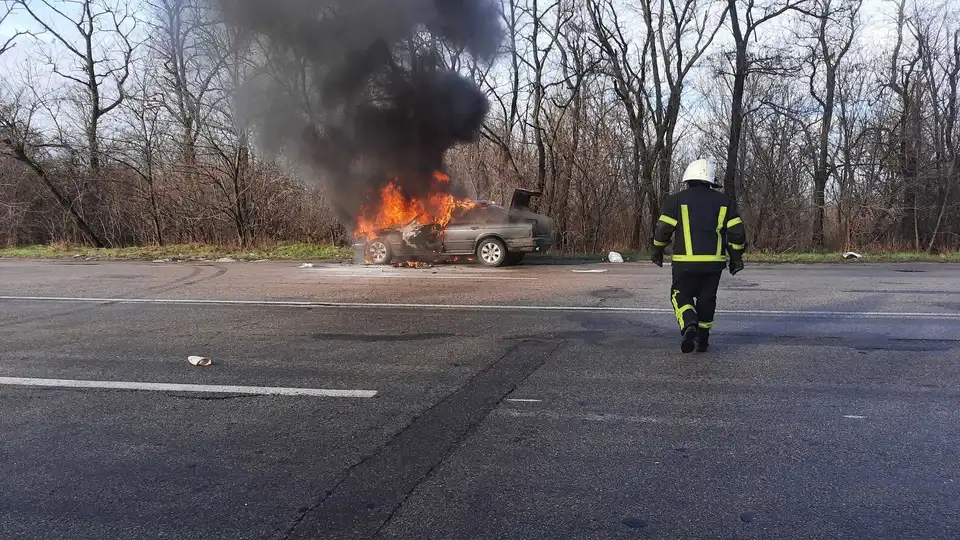 У Кропивницькому згорів автомобіль "BMW" (ФОТО)