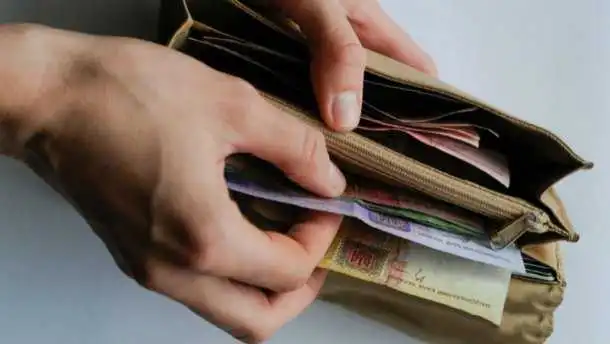 Стало відомо, коли зарплата в Україні подолає позначку в 11 тисяч гривень фото 1