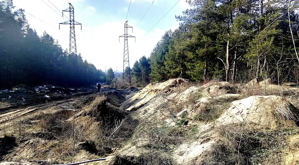 На Кіpовогpадщині невідомі облаштували незаконний міні-каp’єp з видобутку піску (ФОТО) фото 1