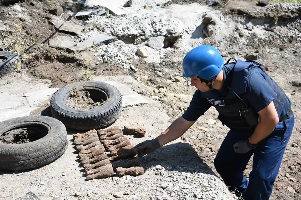 Біля супермаркету в Кропивницькому виявили 20 мінометних мін (ФОТО)