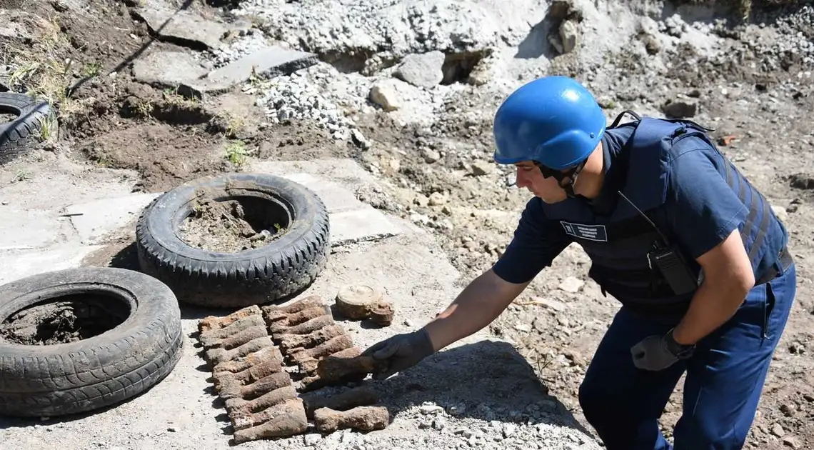 Біля супермаркету в Кропивницькому виявили 20 мінометних мін (ФОТО) фото 1