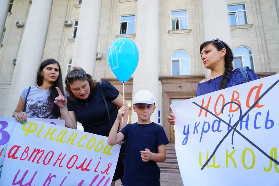 Батьки кропивницьких учнів вийшли на мітинг із низкою вимог до міської влади (ФОТО)