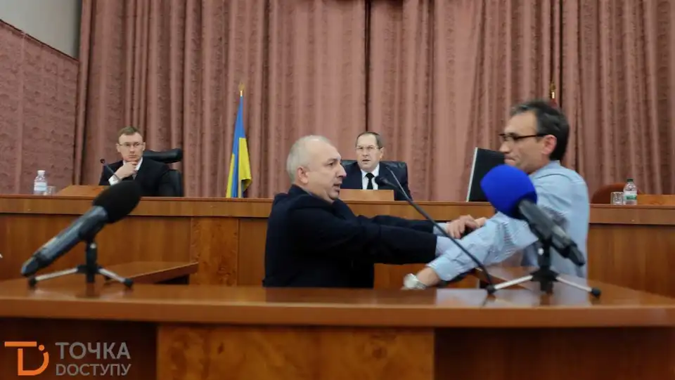 На сесії міськради Кропивницького сталася сутичка через прапор