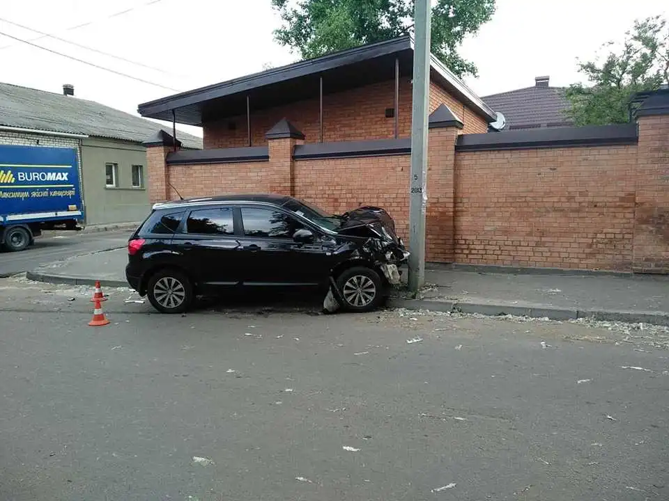 У Кропивницькому кросовер влетів в електроопору внаслідок потрійної ДТП (ФОТО)