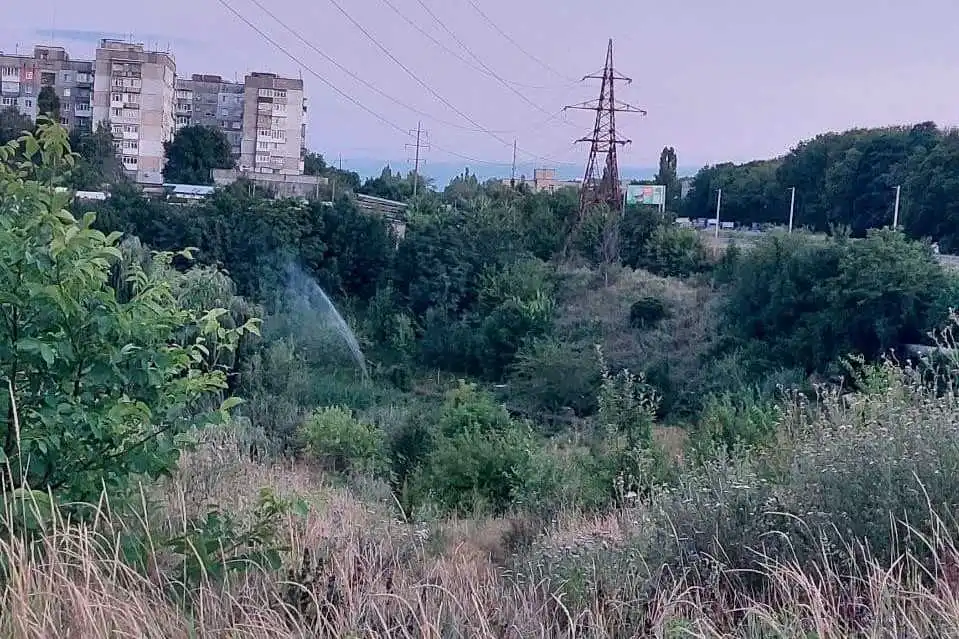 Вдруге за тиждень: у Кропивницькому вода фонтаном била з труби (ФОТО)