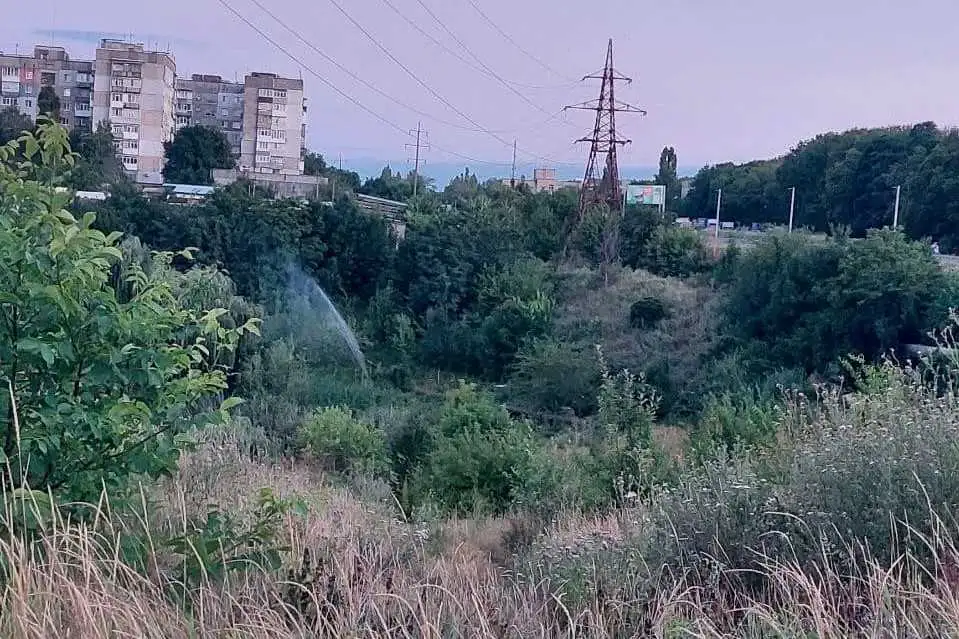 Вдруге за тиждень: у Кропивницькому вода фонтаном била з труби (ФОТО) фото 1