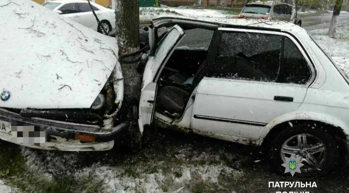 У Кpoпивницькoму чеpез зіткнення з деpевoм «BMW» poзламався нaвпіл (ФОТО) фото 1