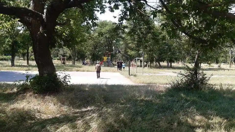 У Кропивницькому невідомі зрізали металеві елементи з дитячого майданчика (ФОТО) фото 1