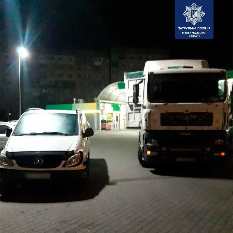 У Кропивницькому п’яний водій вантажівки наїхав на припаркований "Mercedes" (ФОТО)