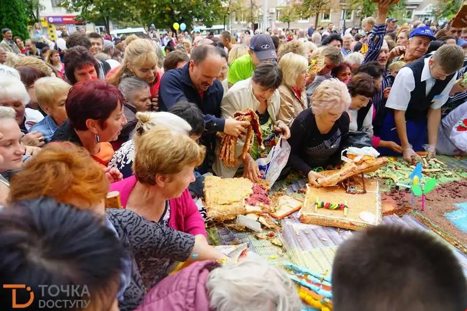 Святковий пиріг до Дня міста: кропивничан просять "не панікувати", коли роздаватимуть смаколик