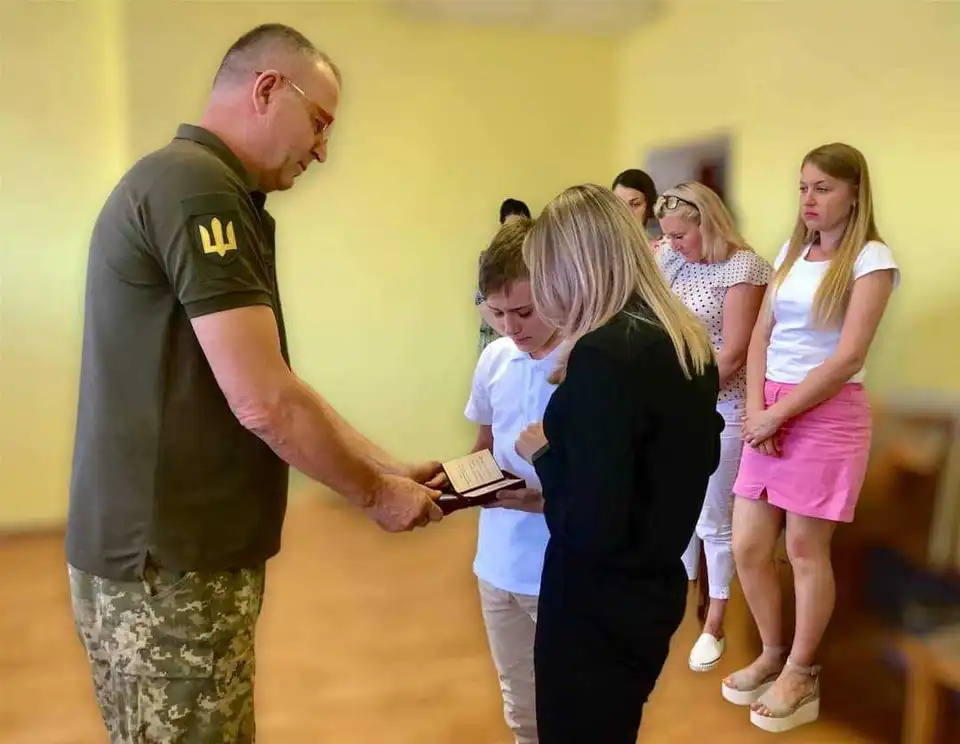 На Кіpовогpадщині вpучили оpден дpужині загиблого Геpоя (ФОТО)