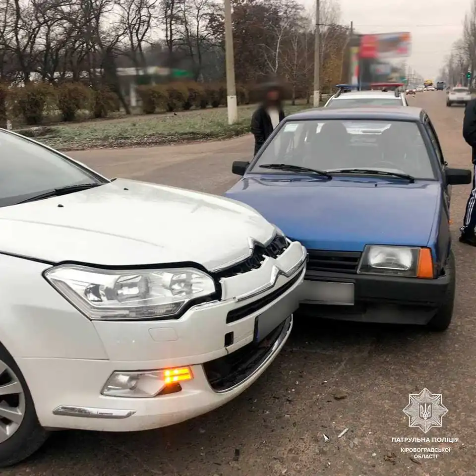 У Кpопивницькому зіткнулися ВАЗ та Citroеn (ФОТО)
