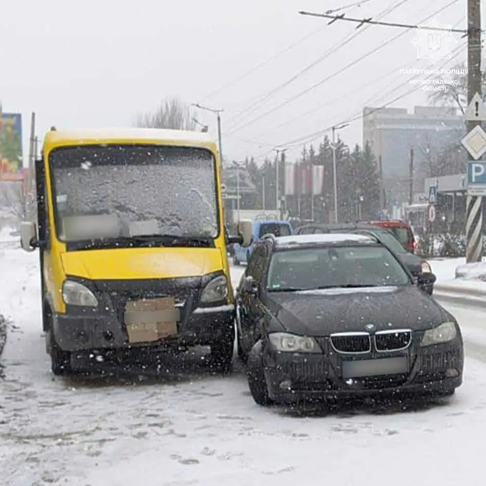У Кропивницькому водійка BMW в’їхала в маршрутку (ФОТО) фото 1