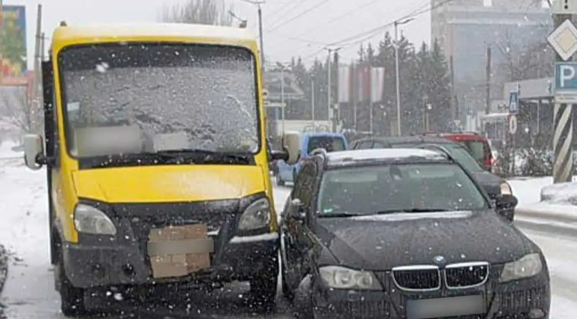 У Кропивницькому водійка BMW в’їхала в маршрутку (ФОТО) фото 1