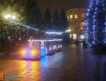 Напередодні нового року Вечірній Кропивницький сяє вогнями.