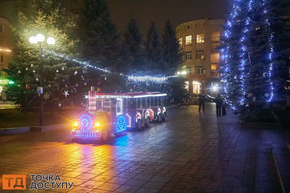 Напередодні нового року Вечірній Кропивницький сяє вогнями.