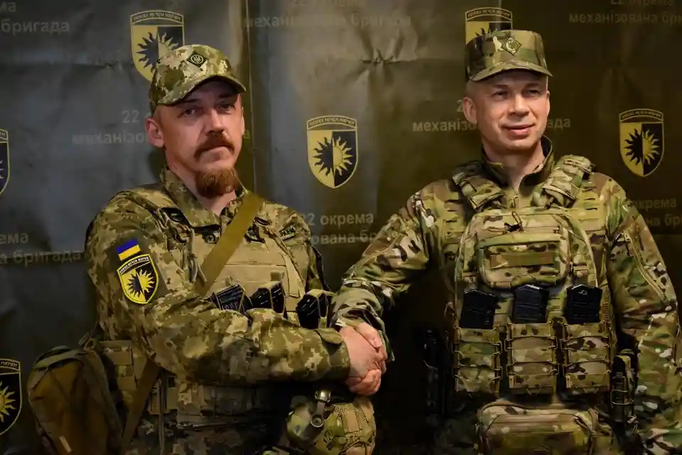 Олександр Сирський вручає нагороду