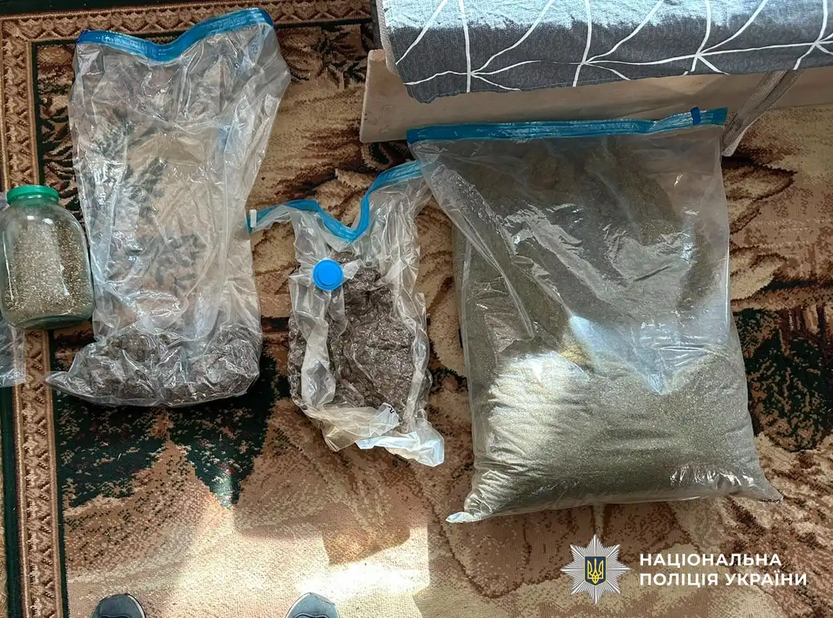 У 35-річного чоловіка з Кіровоградської області поліцейські вилучили понад 8 кілограмів канабісу