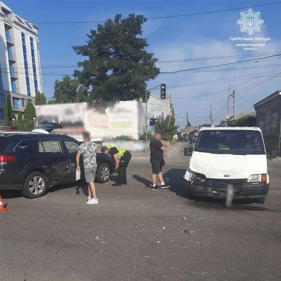 У центрі Кропивницького зіткнулися Subaru та Ford Transit