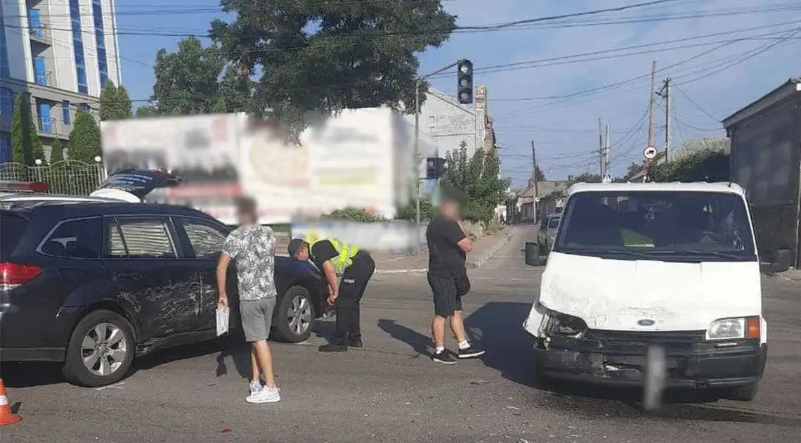 У центрі Кропивницького зіткнулися Subaru та Ford Transit фото 1