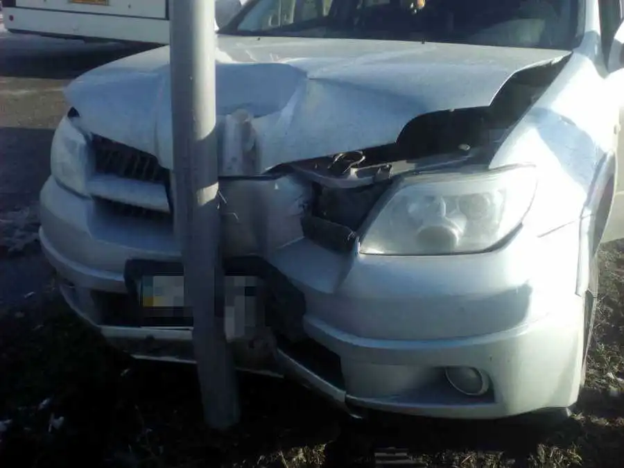 У Кропивницькому жінка за кермом «Mitsubishi Outlander» протаранила світлофор (ФОТО)