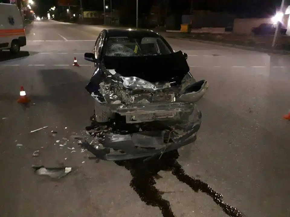 У Кропивницькому «Geely» влетіла в автобус з шахтарями, водійку шпиталізовано (ФОТО)