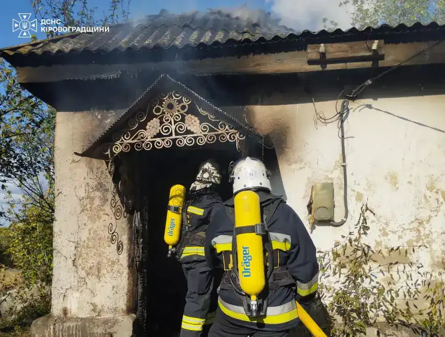 Пожежники гасять приватний будинок у Павлиші на Кіровоградщині