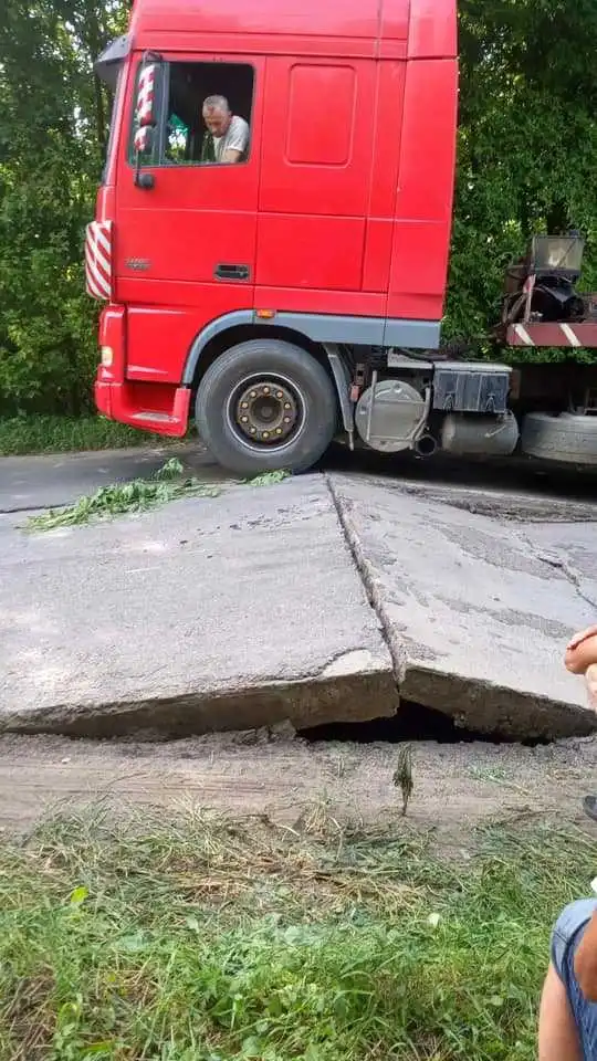 На Кіpовогpадщині чеpез погодні умови почали підійматися плити на бетонній доpозі (ФОТО)