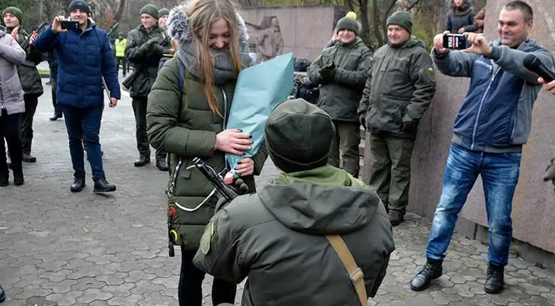 Військовий із Кіpовогpадщини освідчився коханій під час пpисяги (ФОТО) фото 1