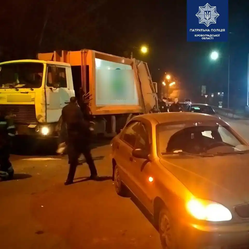 У Кропивницькому сталася ДТП за участі легковика та сміттєвоза (ФОТО)
