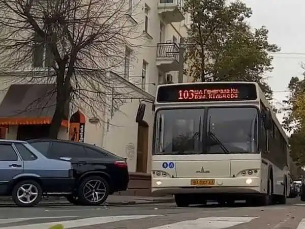 У Кропивницькому тимчасово  змінюють схеми руху двох автобусних маршрутів фото 1