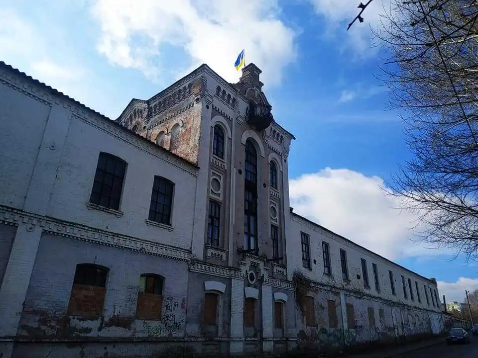 У Кропивницькому замість радянської зірки встановили прапор України (ФОТО)
