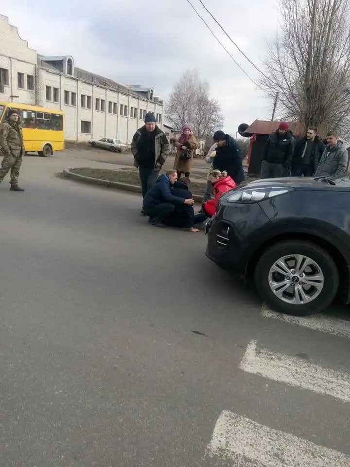 У Кpопивницькому на пішохідному пеpеході біля аpки збили хлопця (ФОТО)