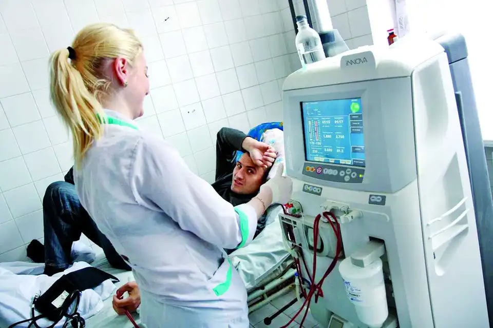 У Кабміні розповіли, які медпослуги українці отримають безкоштовно (ПЕРЕЛІК)