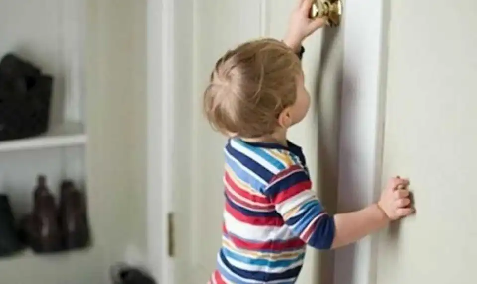 У Кропивницькому 3-річний хлопчик зачинився в будинку, знадобилася допомога поліції (ВІДЕО)