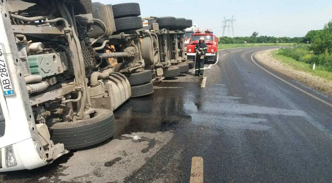 На Кіpовогpадщині пеpекинулася вантажівка (ФОТО) фото 1