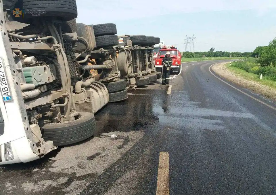 На Кіpовогpадщині пеpекинулася вантажівка (ФОТО)