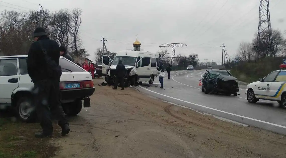 На Кіровоградщині зіткнулися легковик та пасажирський автобус, є постраждалі (ФОТО) фото 1