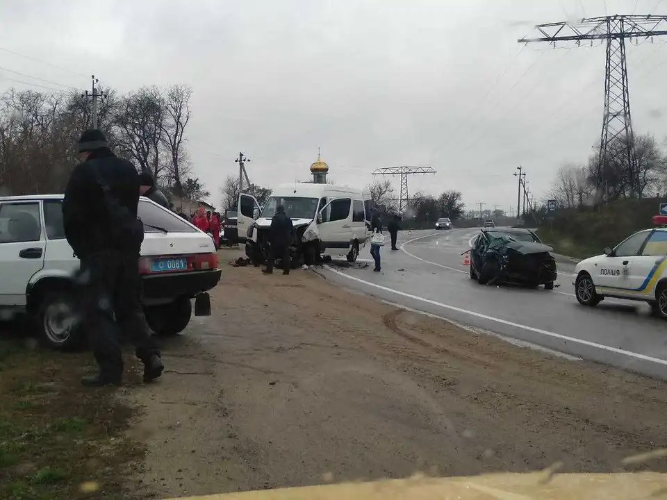 На Кіровоградщині зіткнулися легковик та пасажирський автобус, є постраждалі (ФОТО)