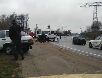 На Кіровоградщині зіткнулися легковик та пасажирський автобус, є постраждалі (ФОТО) фото 1