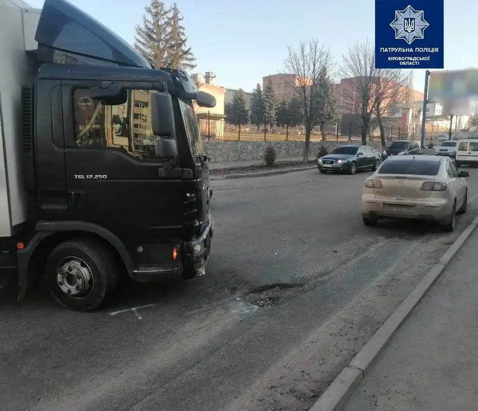 У Кропивницькому на перехресті зіткнулися Man та Mazda