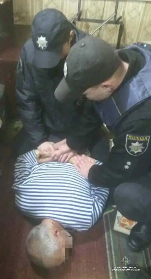 У Кропивницькому 55-річний чоловік влаштував стрілянину в будинку (ФОТО) фото 1