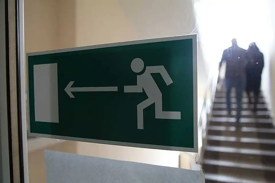 В українських школах встановлять евакуаційні двері проти паніки (ФОТО)